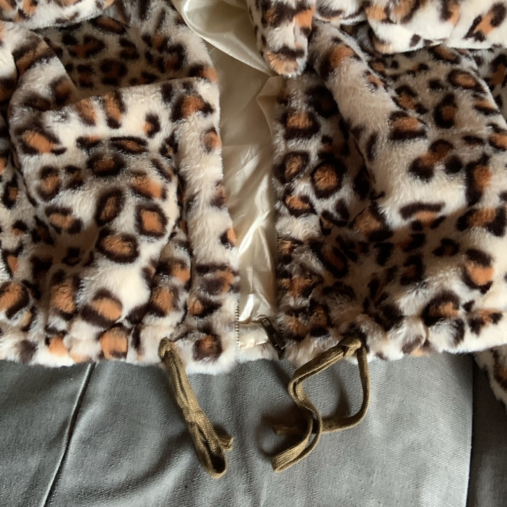 Super cute Know One Cares brand soft leopard fleece jacket size medium - Picture 5 of 6